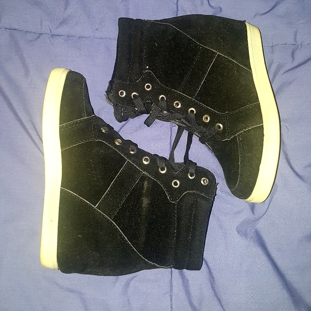 Heeled tennis shoes